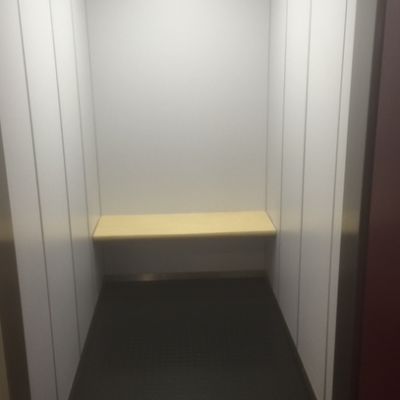 lift voorzien van vaste zitbank volle breedte