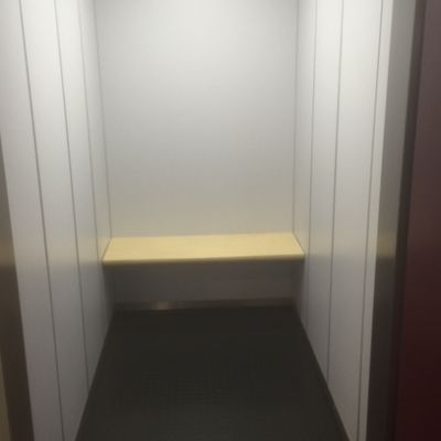 lift voorzien van vaste zitbank volle breedte